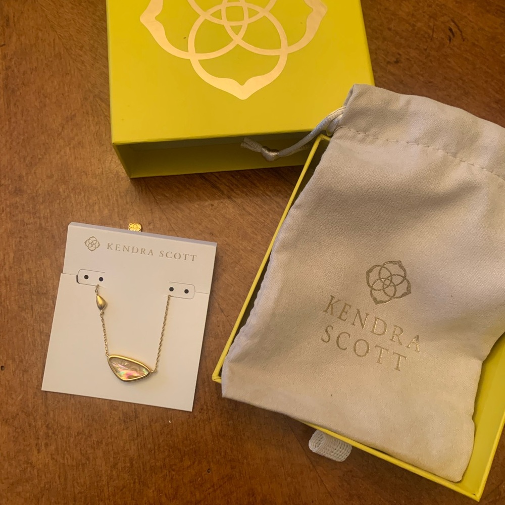 NWT Kendra Scott Margot Short Pendant Necklace Vintage Gold Iridescent Abalone